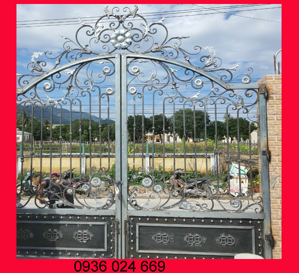 cửa cổng sắt biệt thự sân vườn